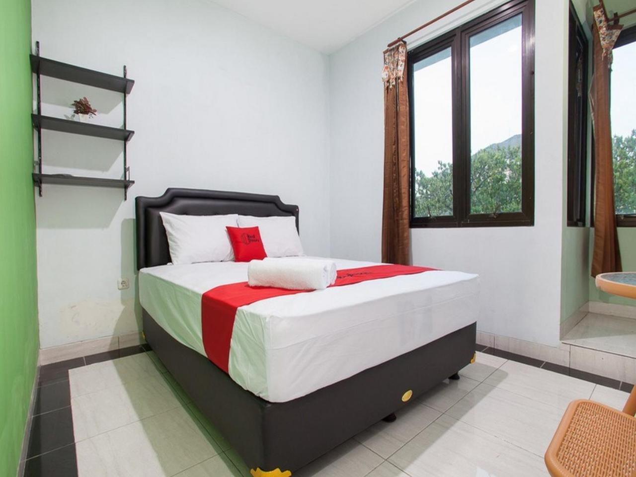 Hotel Reddoorz Syariah Near Dbl Arena 2 Surabaya Exterior foto