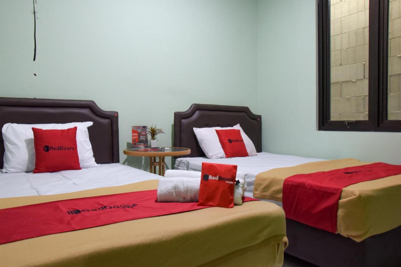 Hotel Reddoorz Syariah Near Dbl Arena 2 Surabaya Exterior foto